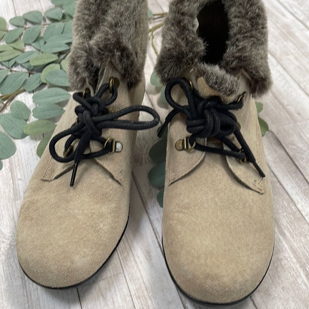 COBBIE CUDDLERS Taupe Nubuck Suede Ankle Boots size 9W